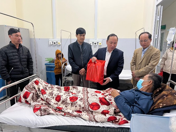 Đồng chí phó chủ tịch UBND huyện M’Drắk thăm, tặng quà cho bệnh nhân dịp Tết Nguyên đán Quý Mão 2023